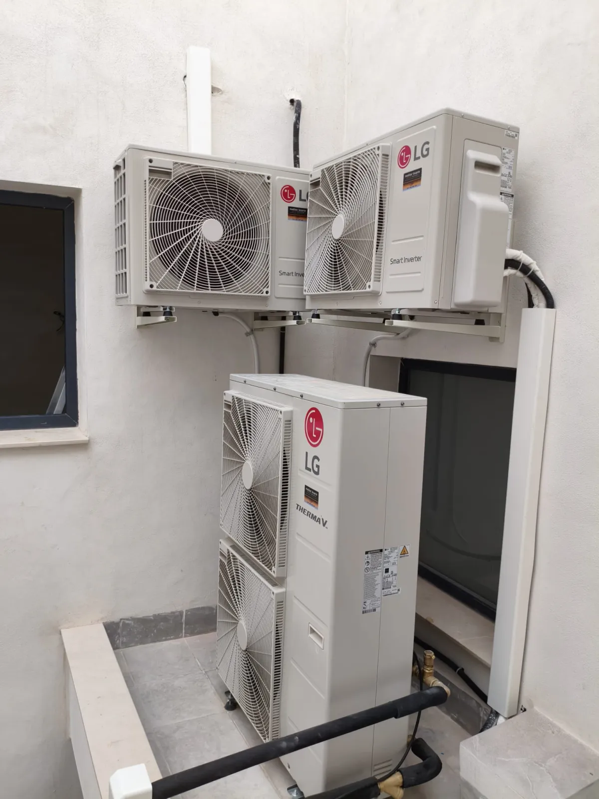 Varias unidades exteriores instaladas junto a una pared