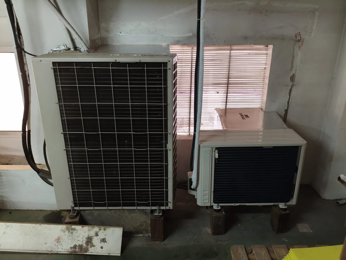 Dos equipos técnicos instalados en una estancia