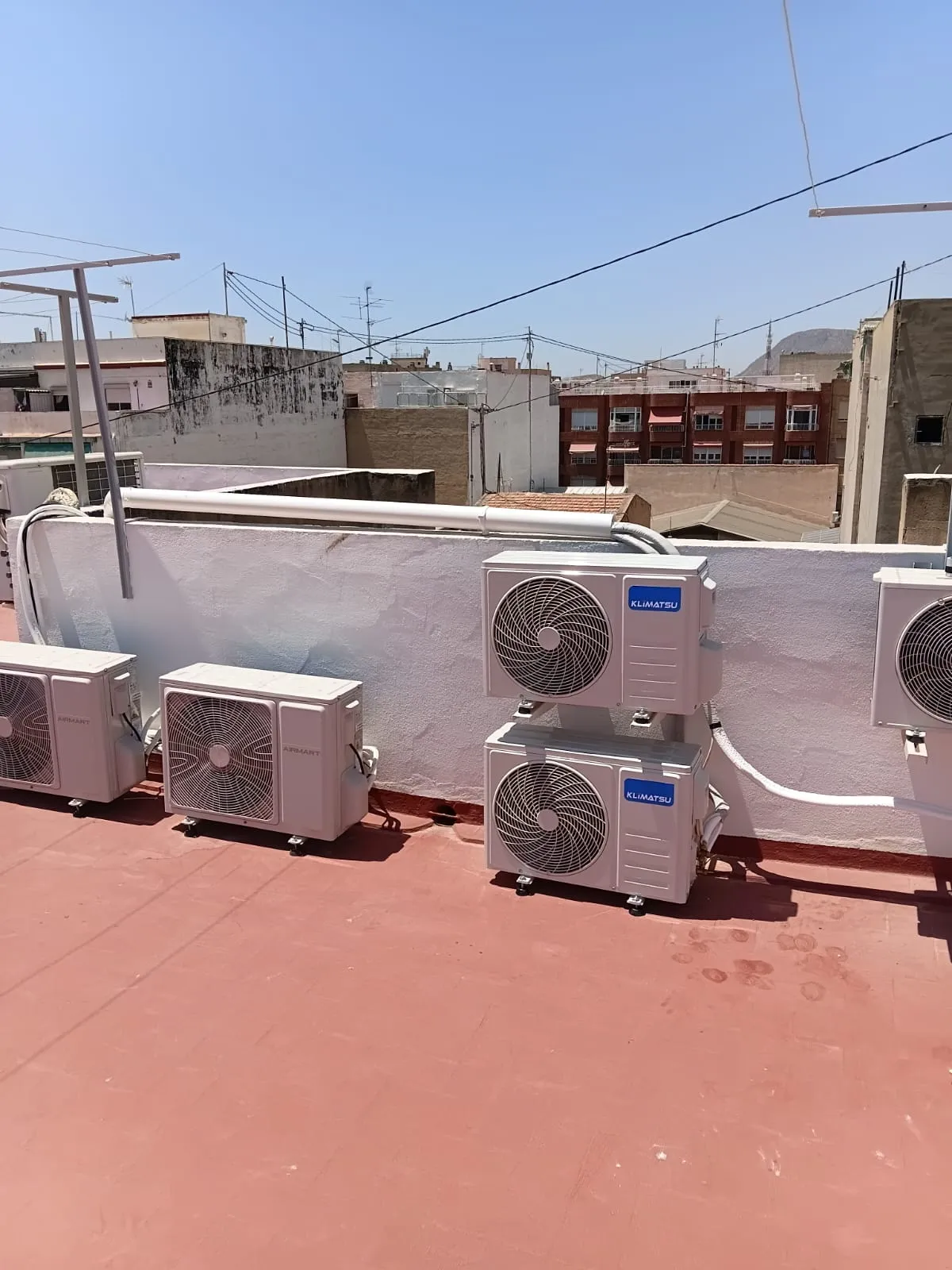 Varias unidades exteriores de climatización en una cubierta