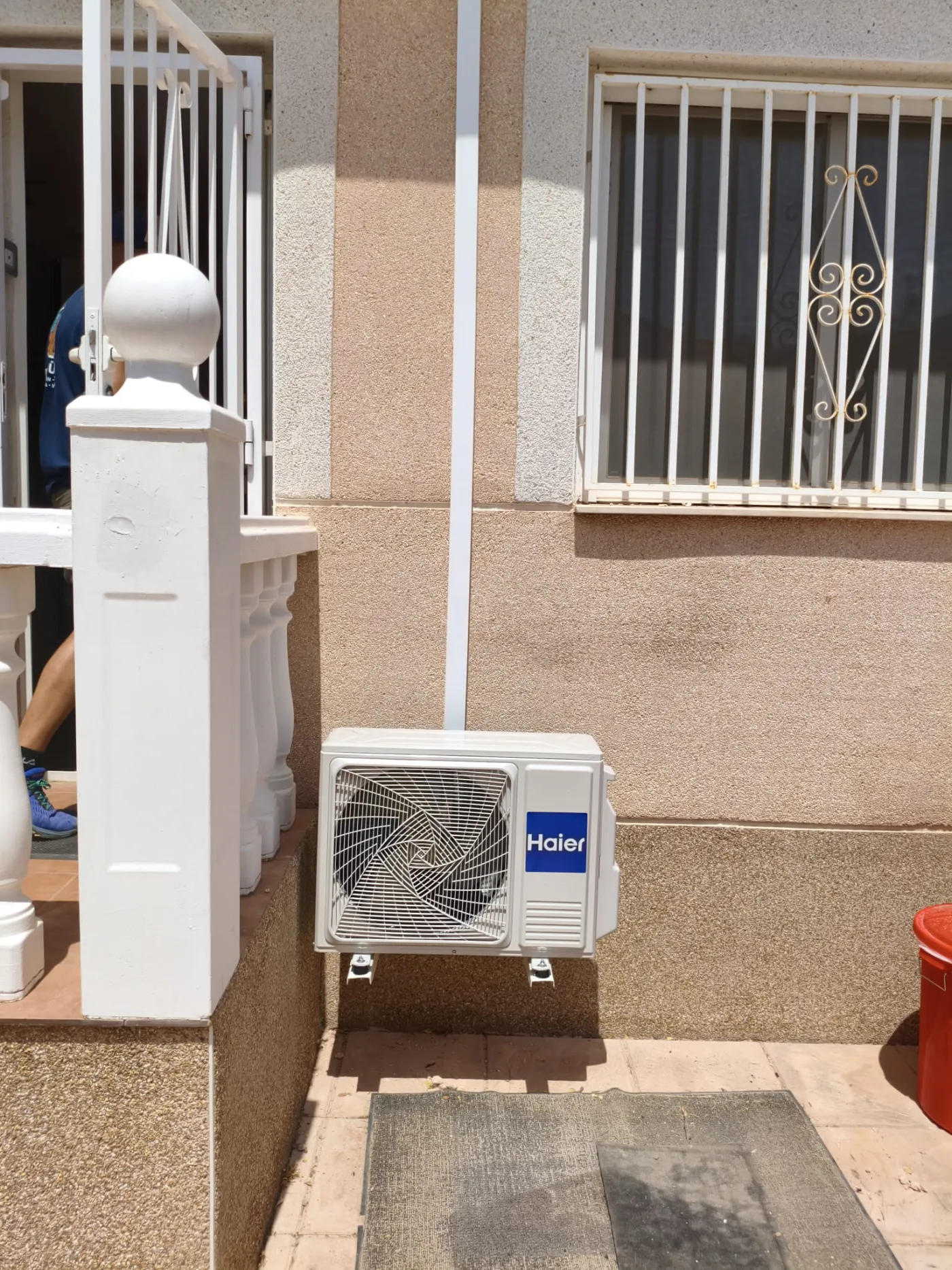 Dos unidades exteriores instaladas en una terraza