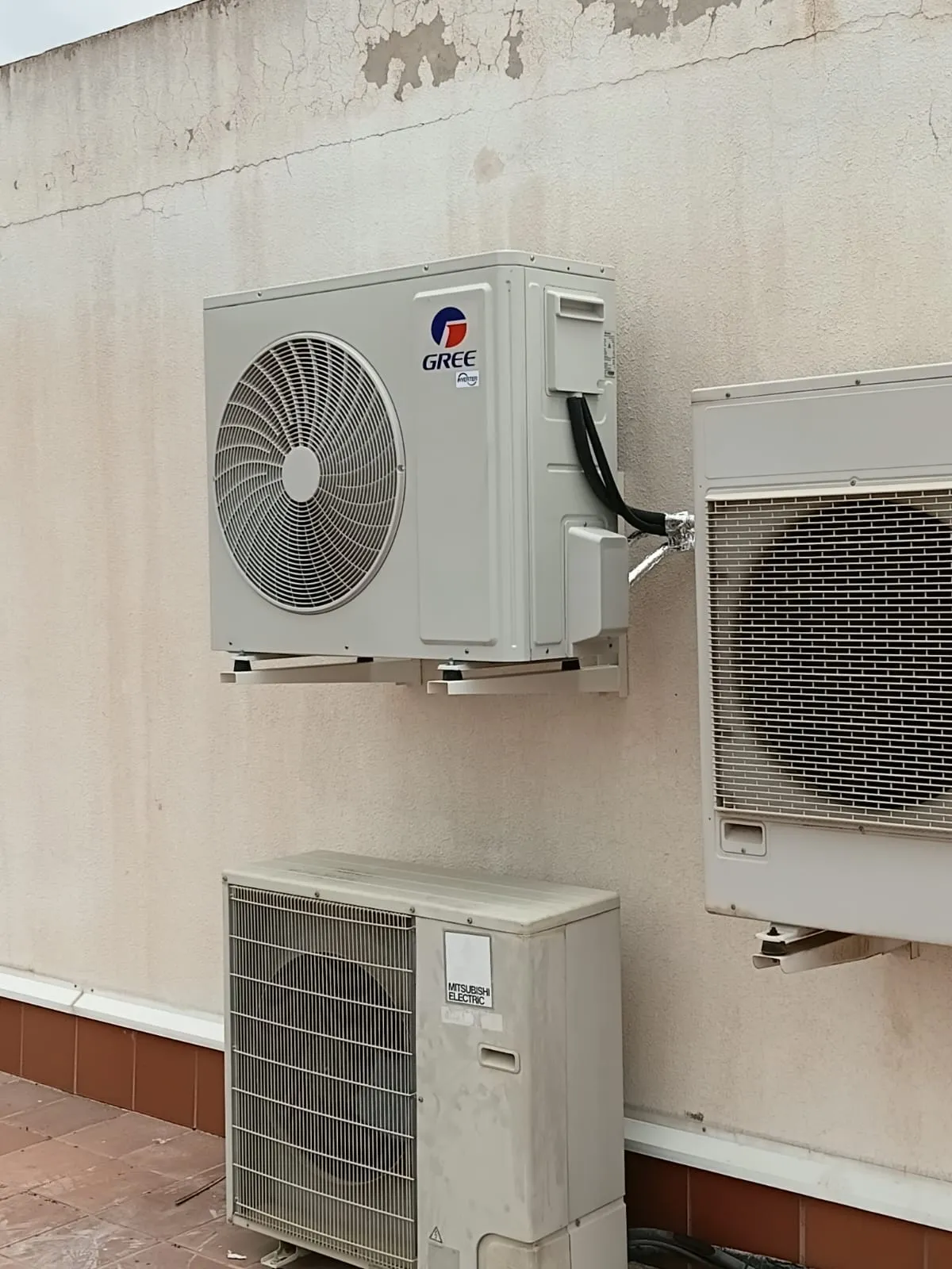 Tres unidades exteriores instaladas en una pared
