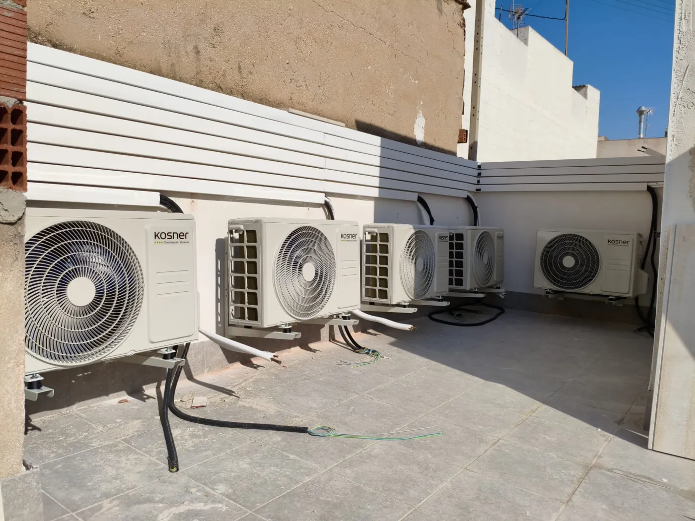 Unidades exteriores de climatización junto a una fachada