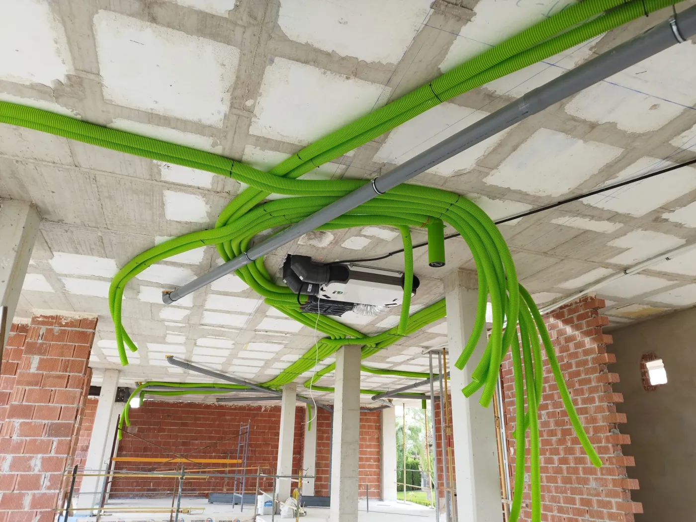 Red de conductos verdes y una unidad de ventilación durante una obra