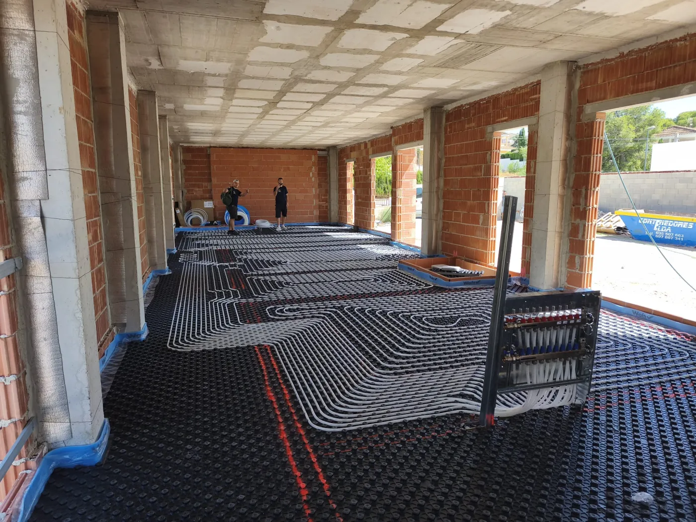 Circuitos de suelo radiante conectados al colector en una vivienda en obra