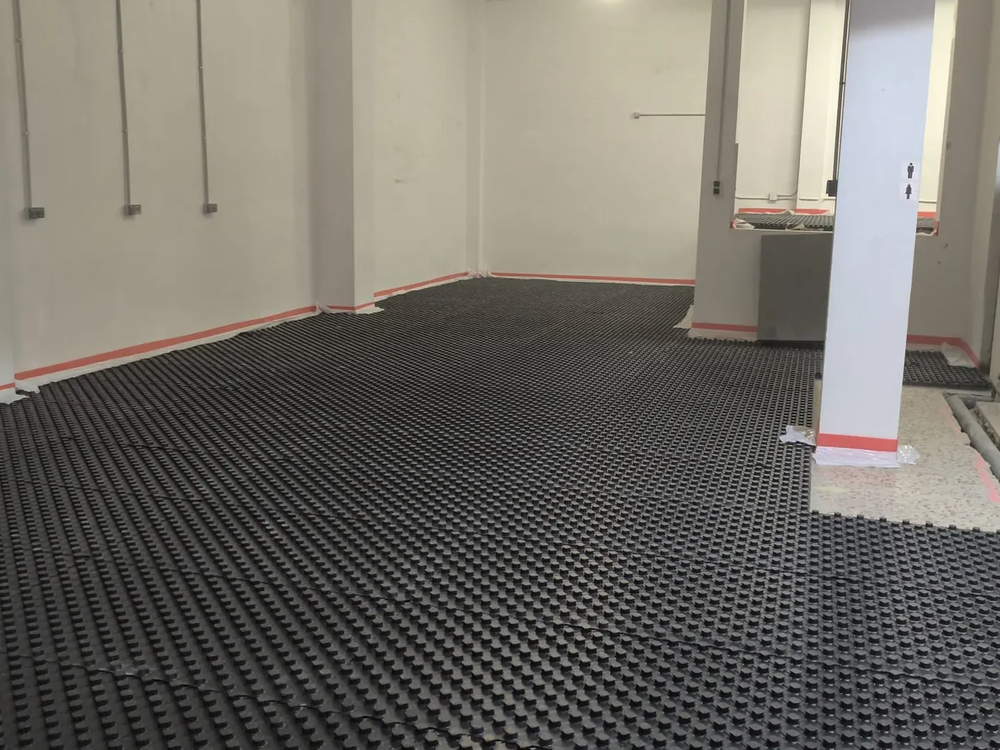 Placas de nódulos para suelo radiante colocadas antes de poner el tubo