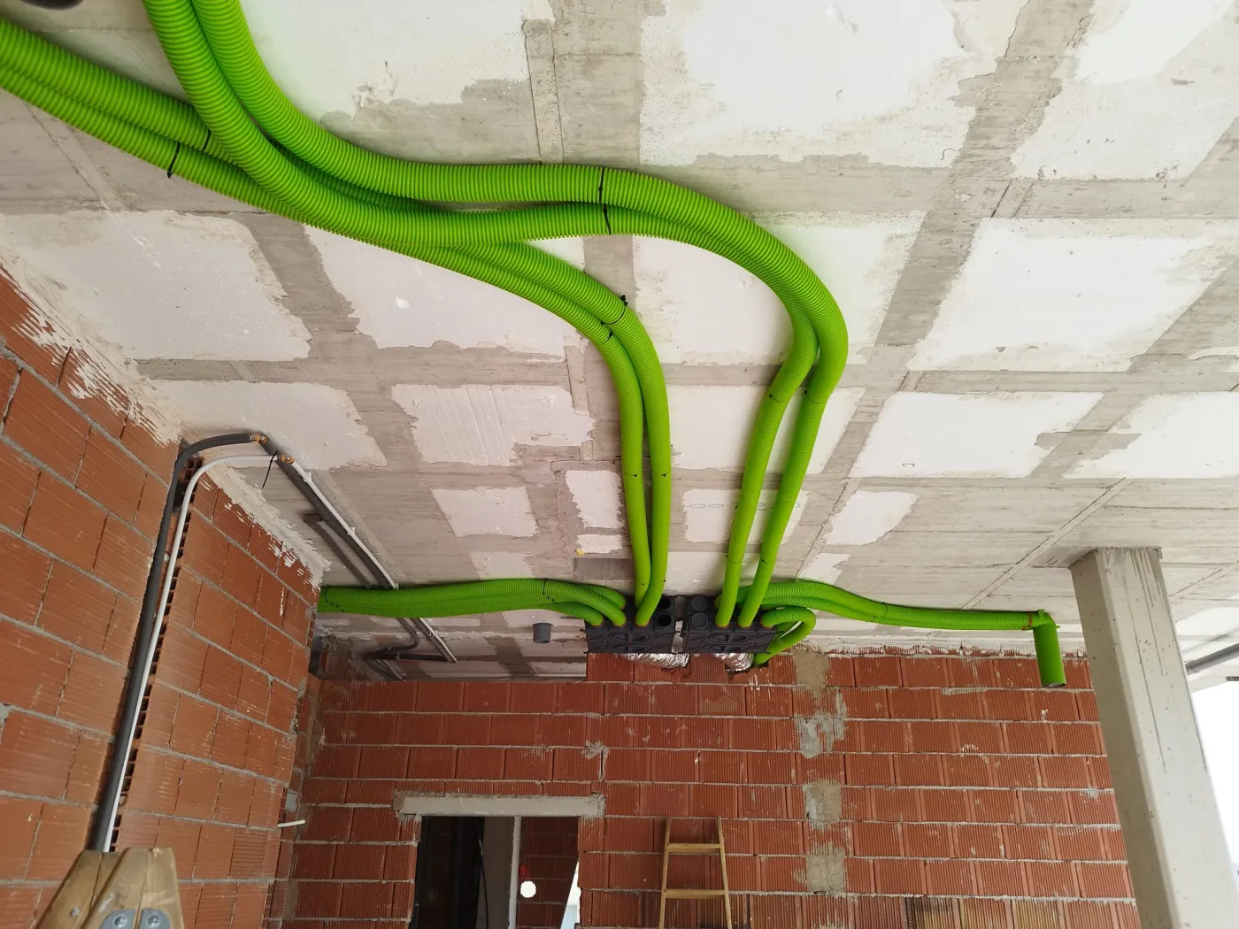 Conductos verdes distribuidos por el techo de una obra