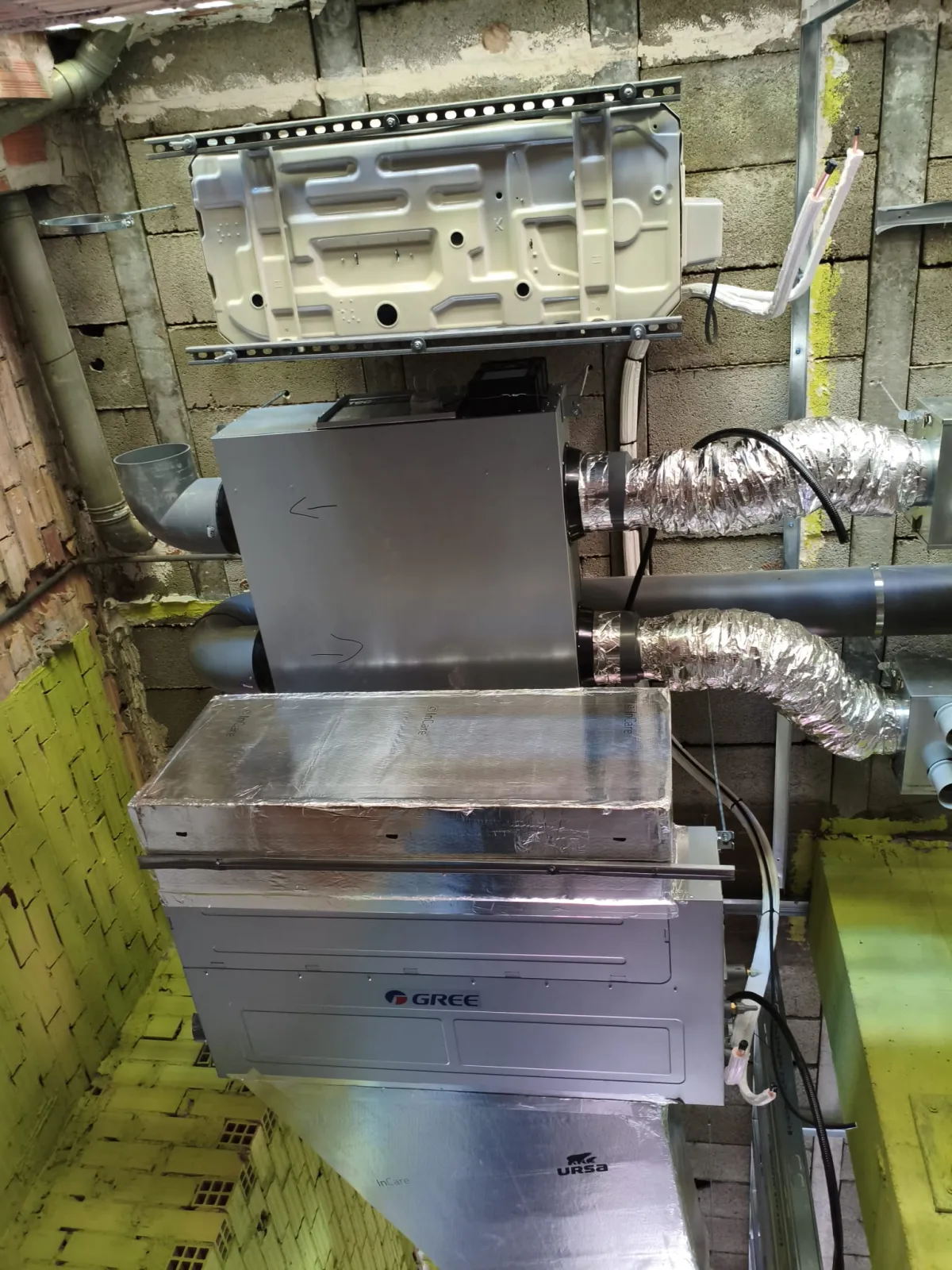 Equipo de ventilación y conductos en una zona técnica